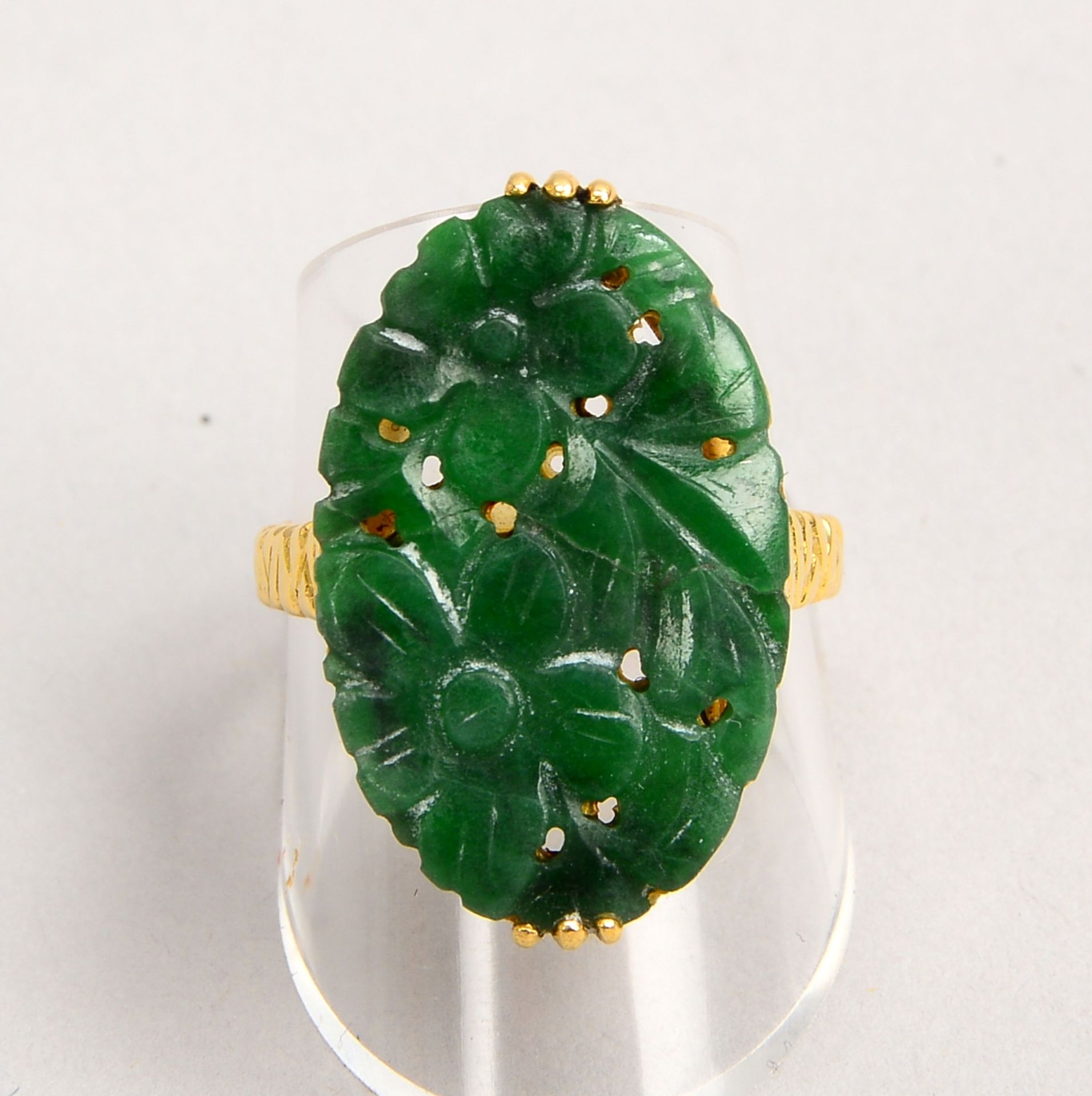 Ring, 750 GG (gest.), Ringkopf mit floral durchbr. Jadeit-Platte/16 x 26 cm; RG 60 - Image 2 of 2