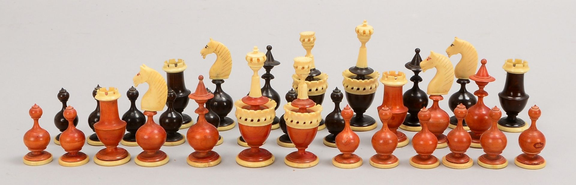 Schach-Spielfiguren, Bein/Holz, kompl., im Karton (einzelner 'Springer' mit Klebstelle)