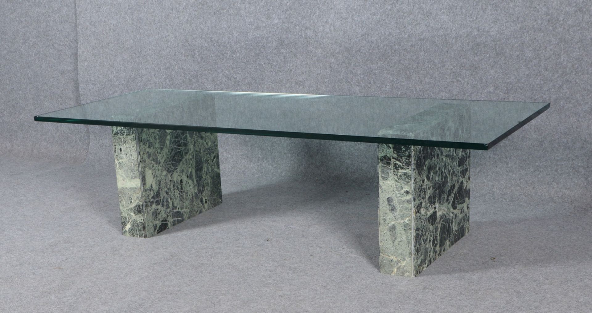 Couchtisch, starke Glasplatte/2 cm auf 2x Hochkant-Marmorplatten; Höhe 44 cm - Bild 2 aus 2