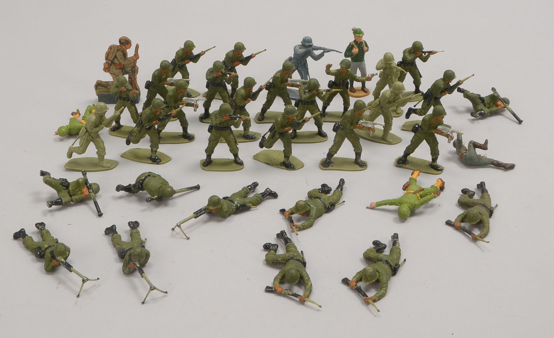 Kl. Slg. Miniatur-Soldatenfiguren, Plastik-Ausf., untersch. Modelle/div. Positionen, 34 Stück