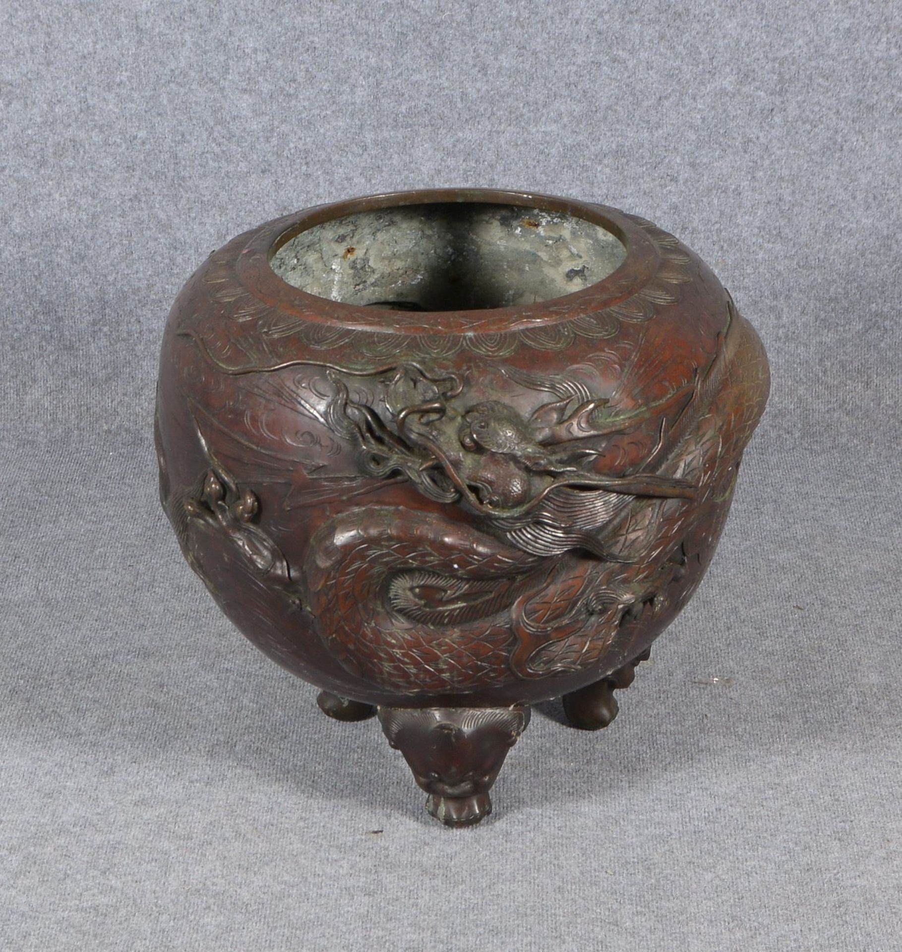 Gr. Fishbowl, Metallguss pat., mit starkem Drachen-Reliefdekor, auf 3x figürl. Füßen