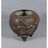 Gr. Fishbowl, Metallguss pat., mit starkem Drachen-Reliefdekor, auf 3x fig&uuml;rl. F&uuml;&szlig;en