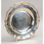 Silberteller, 800 Silber, mit Dresdner Barockrand, Fahne monogr. &#039;CB&#039;; &Oslash; 31 cm