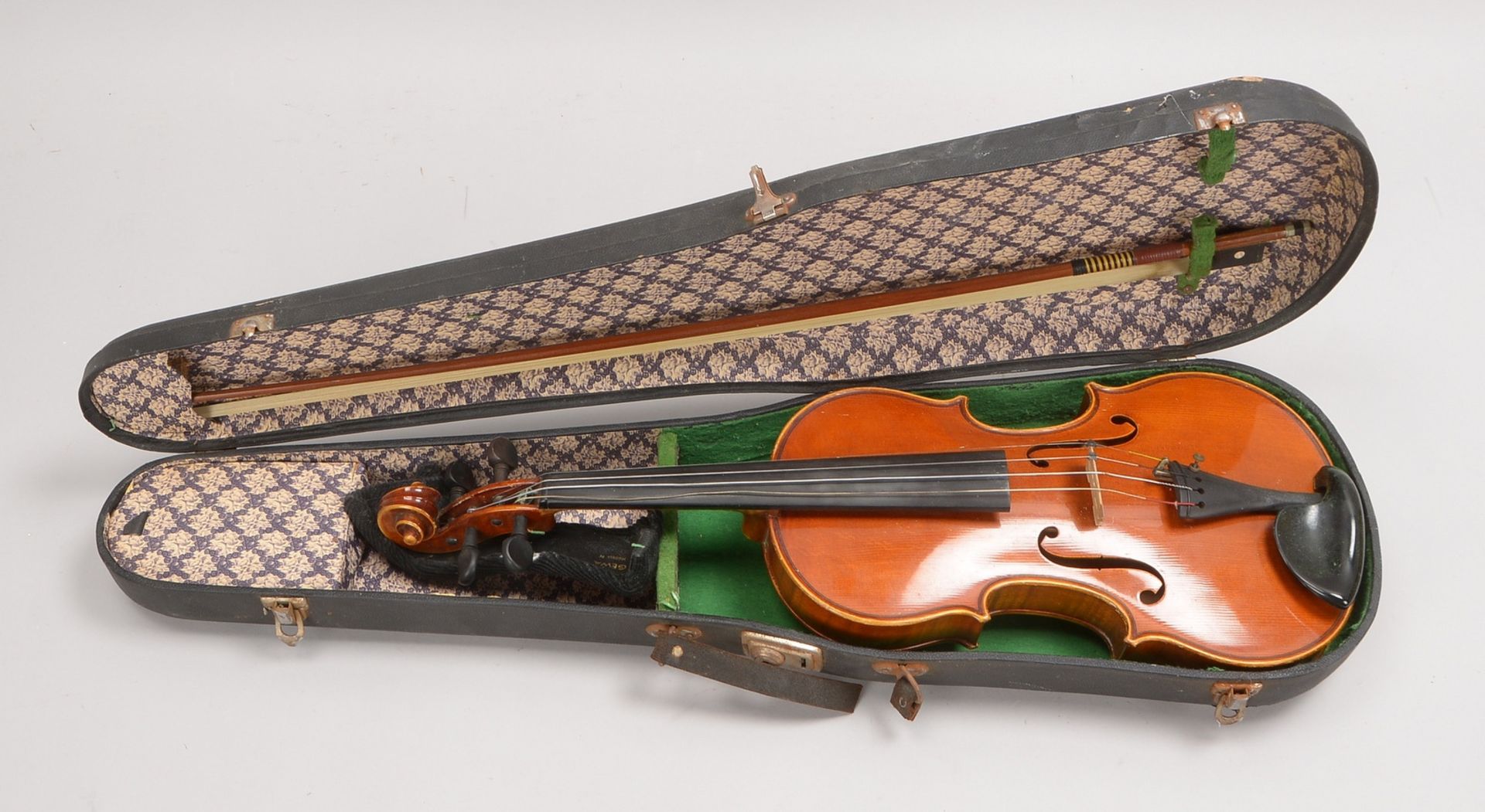Alte Geige, mit Bogen, im Koffer; Länge 60 cm