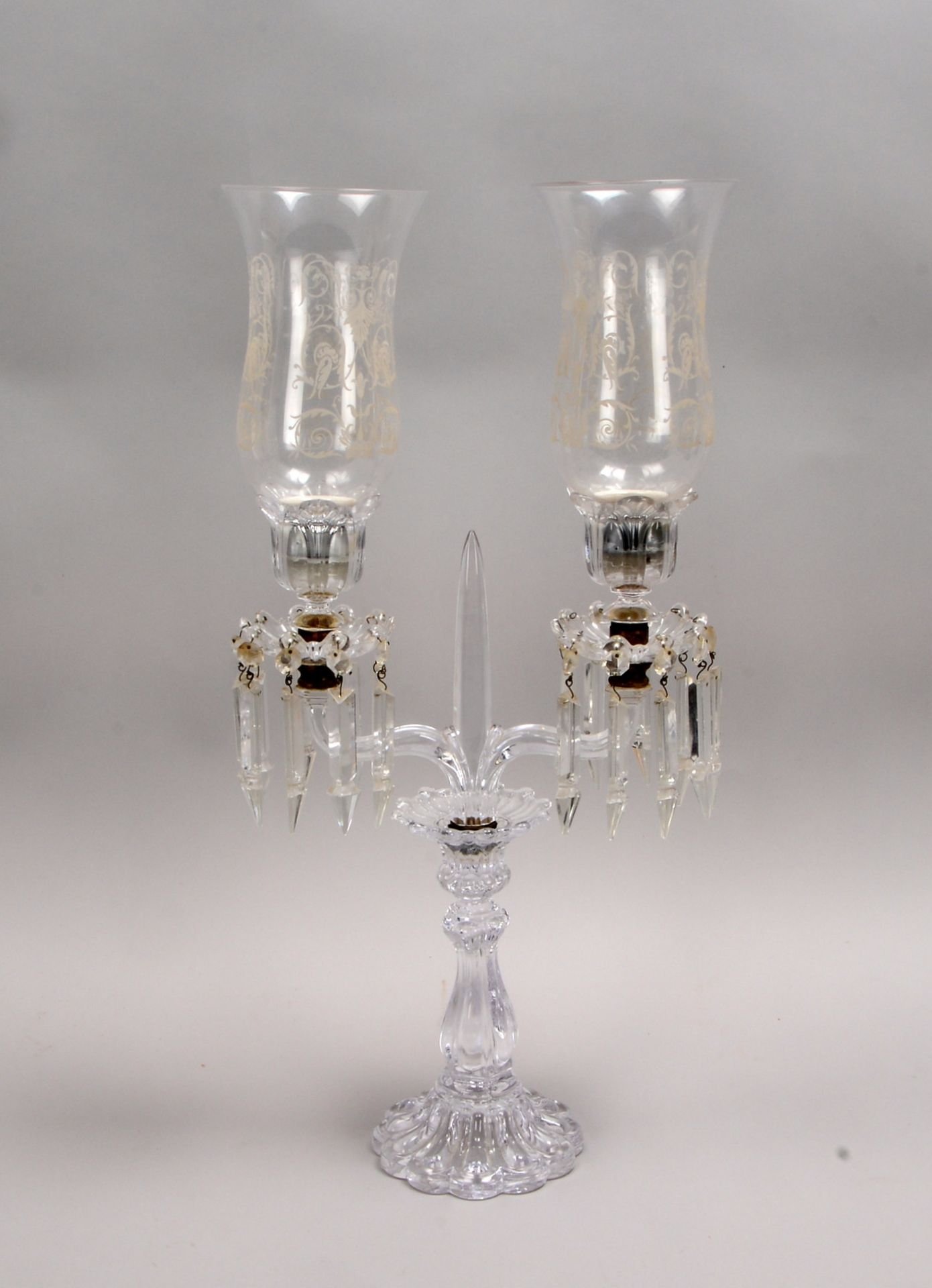 Kristall-Tischleuchter, 2-fl., Glasschirme mit Grav./Ätzungen, Kristallprismen-Behang