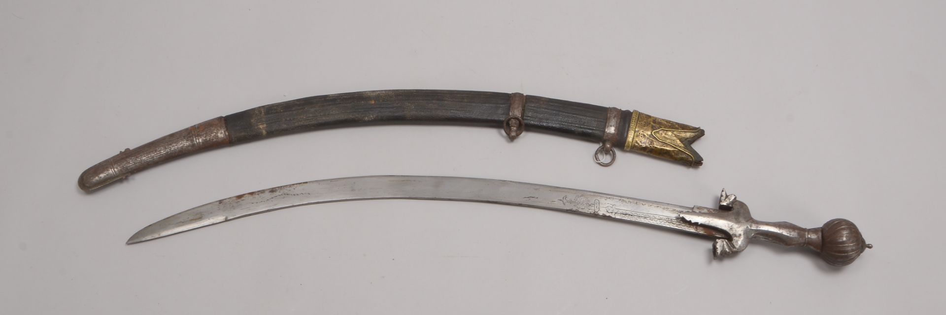 Schwert/Tulwar, Eisen, gebogene/grav. Klinge, Scheide mit Lederbezug und Messing-Appl.