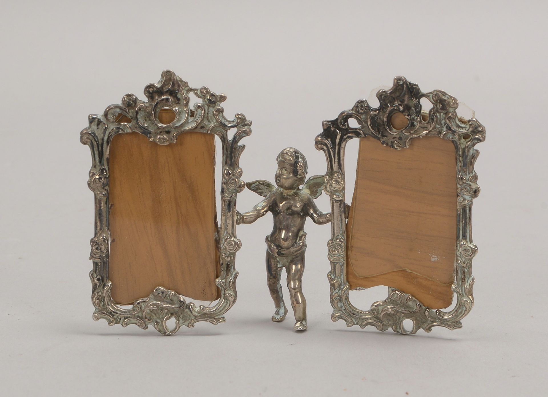 Miniatur-Standbilderrahmen, Silber, mittig figürl. ('Engel') - für 2 kl. Bilder; Höhe 6,7 cm