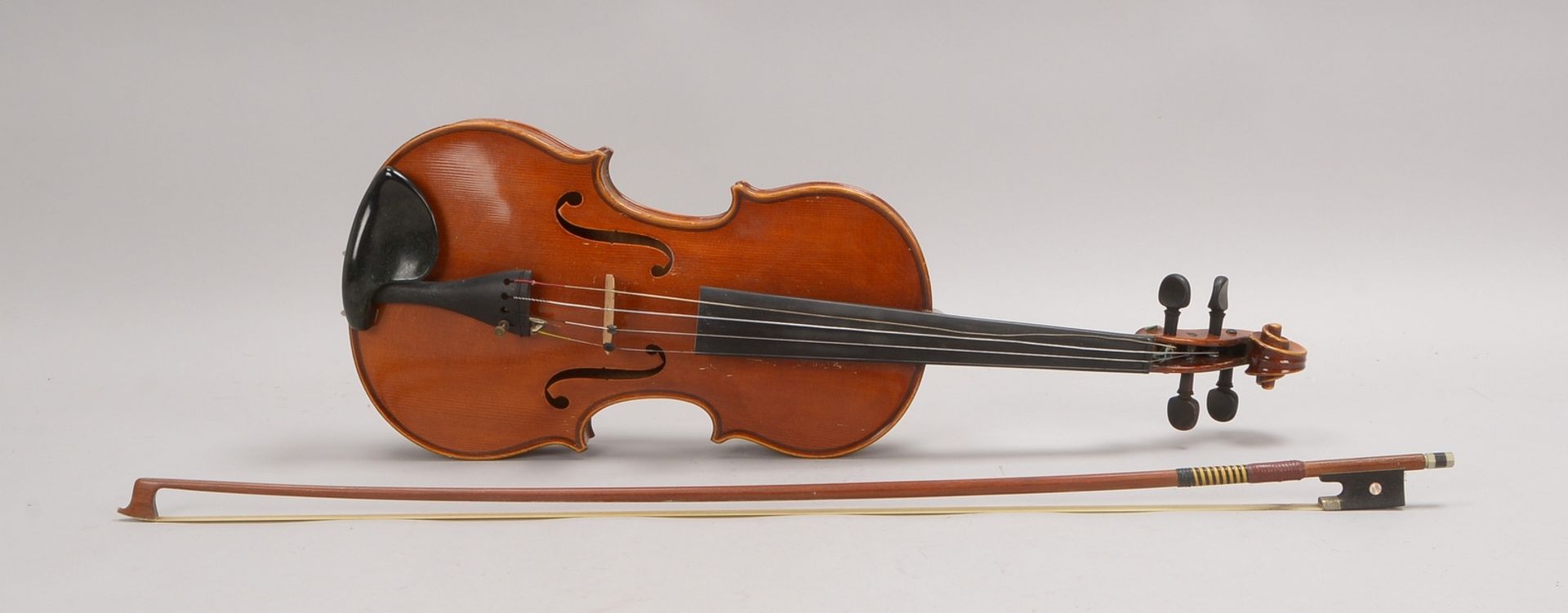 Alte Geige, mit Bogen, im Koffer; Länge 60 cm - Bild 2 aus 3