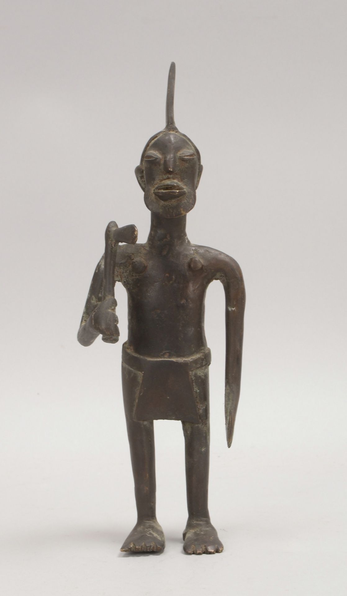 Bronzeskulptur (Benin/Mali), &#039;Mann mit Axt&#039;; H&ouml;he 30 cm - Image 2 of 2