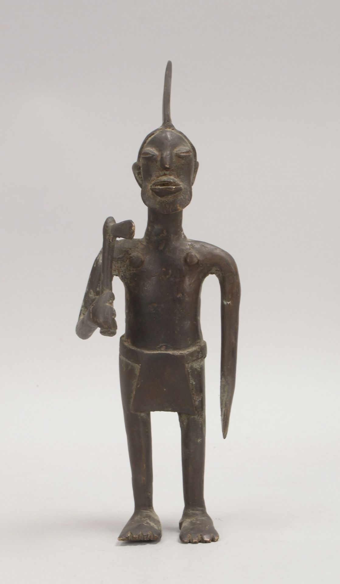 Bronzeskulptur (Benin/Mali), 'Mann mit Axt'; Höhe 30 cm - Bild 2 aus 2
