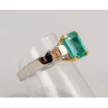 Ring, 750 WG (gest.), mit Smaragd/ca. 1,75 ct, und 4x Diam./zus. ca. 0,63 ct; RG 55, Gew. 4,10 g