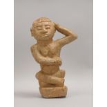 Steinskulptur (Mexiko), 'Sitzende Frau mit zum Kopf erhobenem Arm'; Höhe 36,5 cm