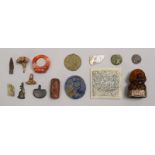 Kleines Sammler-Konvolut, unterschiedliche Teile und Materialien (Siegel, Ring, u.a.) 