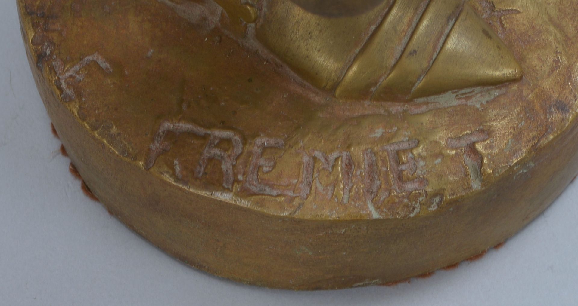 Frémiet, Emmanuel, Bronzeskulptur, 'Credo' - Statuette eines Kreuzritters mit Banner, sign. - Bild 2 aus 2