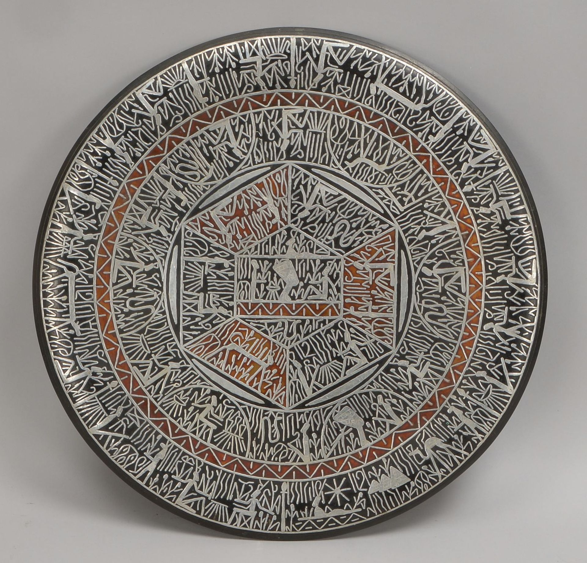 Wandteller (Ägypten), Kupfer, mit figürlicher Silber-Einlegearbeit; Ø 50 cm