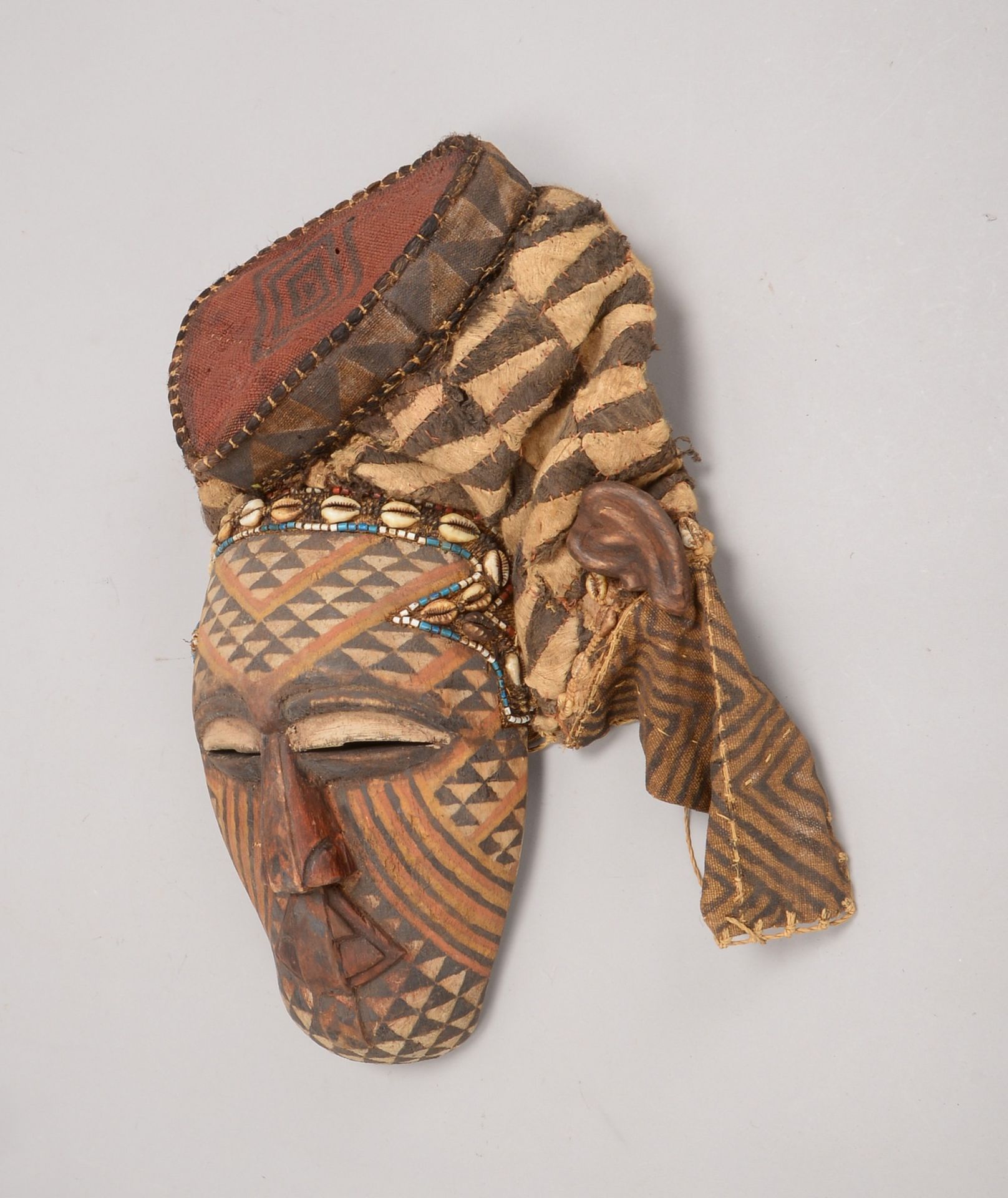 Salampasu-Ritualmaske, Holz mit Kupferblech-Verzierung, teils mit Bastkugeln - Bild 2 aus 2