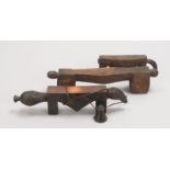 3 Kopfstützen, Holz, versch. Ausf., stilisierte figürl. Gestaltung; Länge 17 cm - 29 cm