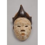 Tanzmaske/Ritualmaske, partiell wei&szlig; gefasst; H&ouml;he 26 cm, Breite 18 cm