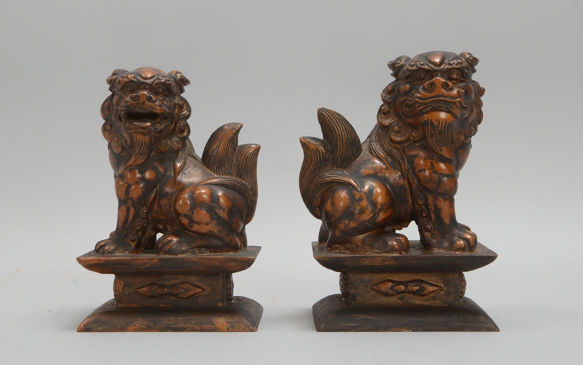 Paar W&auml;chterfiguren/Beisteller, &#039;Fu-Hunde&#039;, Holz bronziert, auf Postament; H&ouml;he
