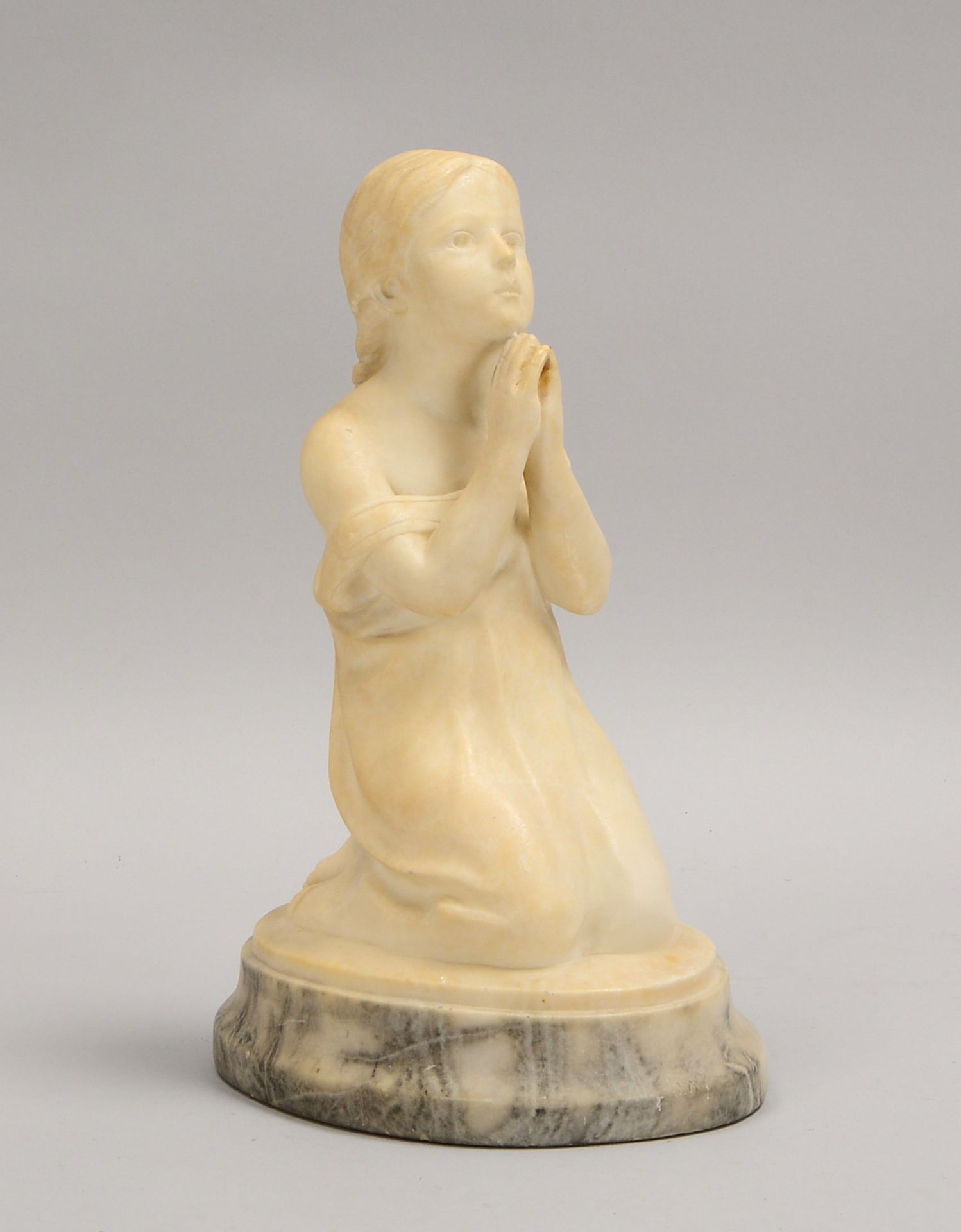 Felling, Alabaster-Skulptur, &#039;Betende&#039;, verso signiert, Figur auf Marmorsockel; H&ouml;he