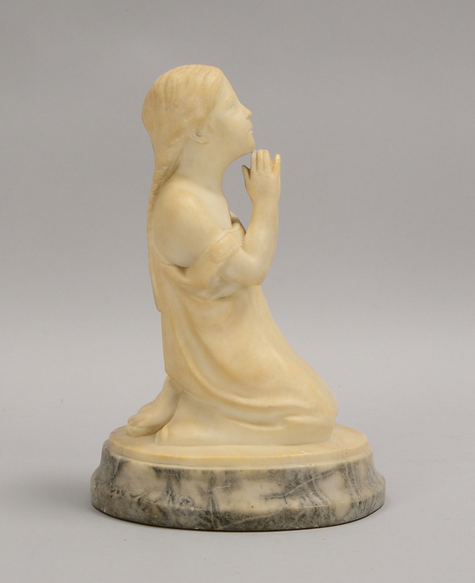 Felling, Alabaster-Skulptur, 'Betende', verso signiert, Figur auf Marmorsockel; Höhe 27 cm - Bild 3 aus 3