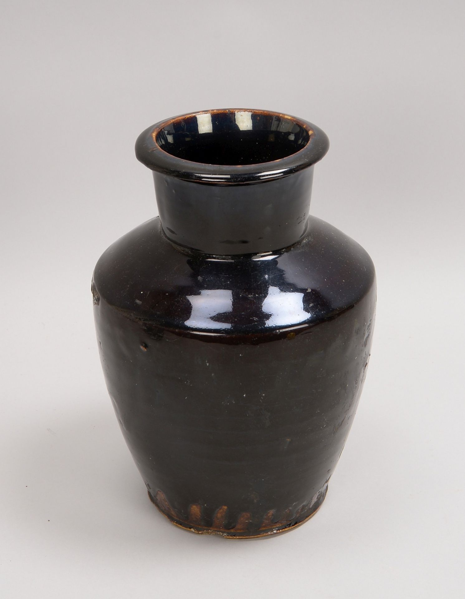 Vase (China, 16. Jh. - Ming-Dynastie), Keramik, mit schwarzer Glasur; Höhe 28 cm - Bild 2 aus 2