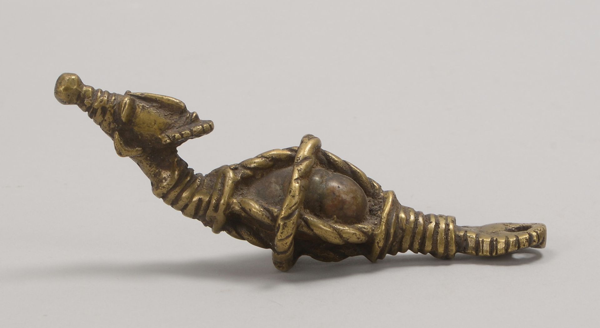 Figürlicher Anhänger, Bronze, mittig mit Steinbesatz; Länge 17 cm