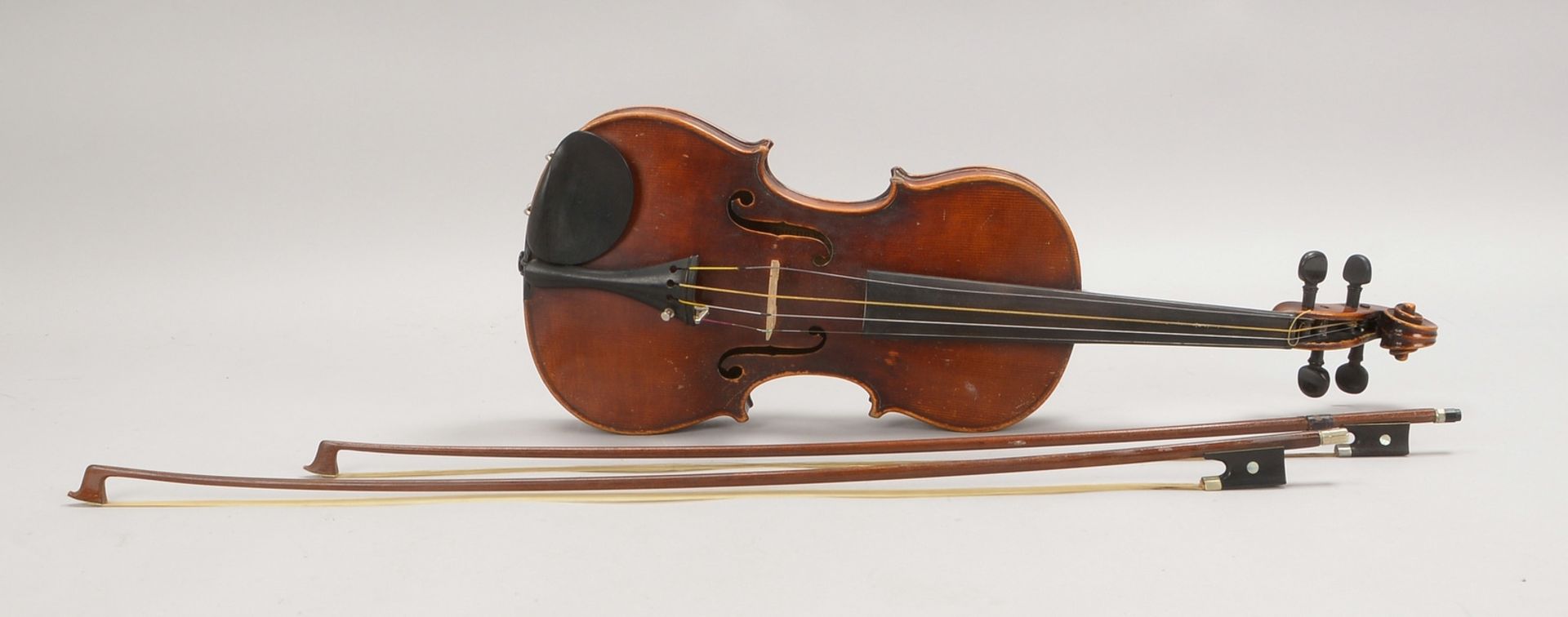 Geige, im Innenkorpus bez. 'Schuster & Co., Markneukirchen/Sachsen', mit 2x Bögen, im Koffer - Bild 2 aus 3