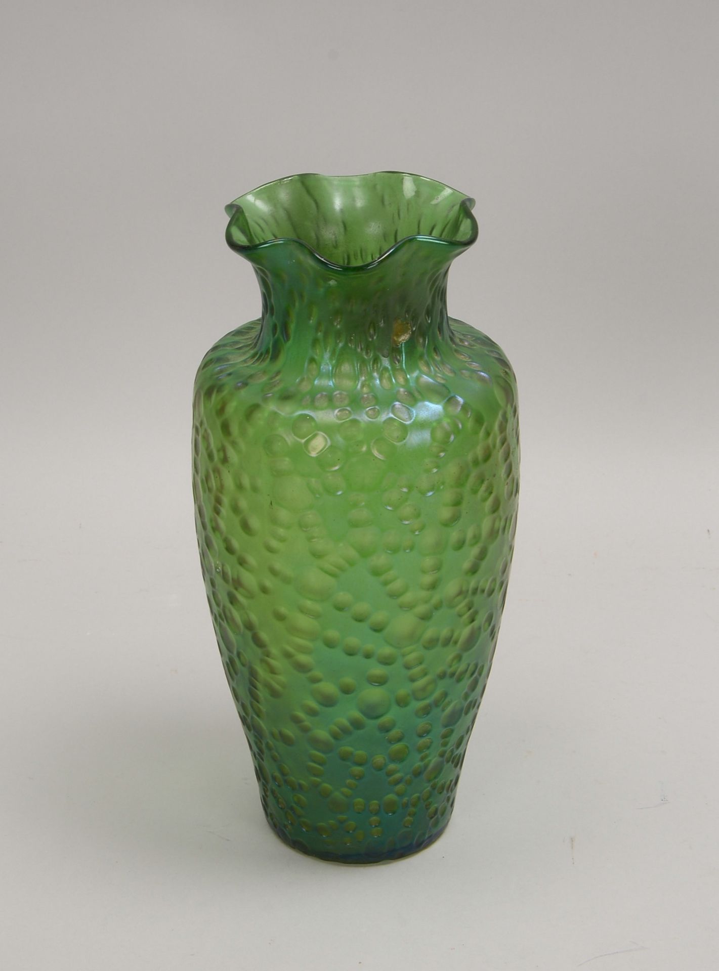 Glasvase, grünes leicht irisierendes Glas mit kraterf. Oberfläche, gewellter Rand, mit Abriss - Bild 2 aus 2