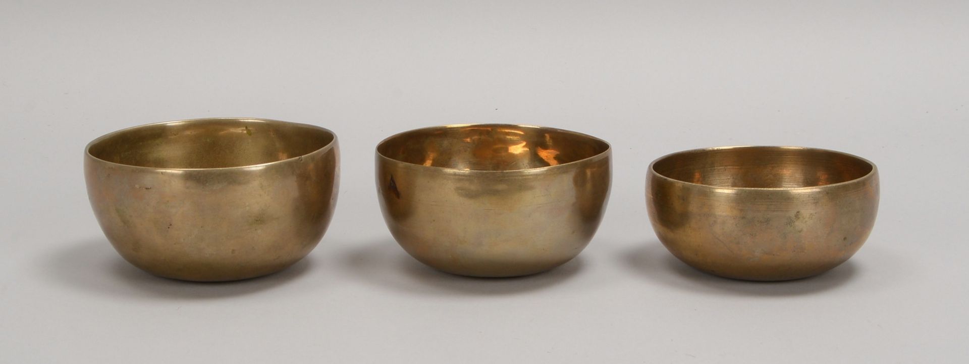 3 kl. Klangschalen (Tibet), Bronze, untersch. Töne - ohne Klöppel; Ø 10,5 - 11,5 cm - Bild 2 aus 2