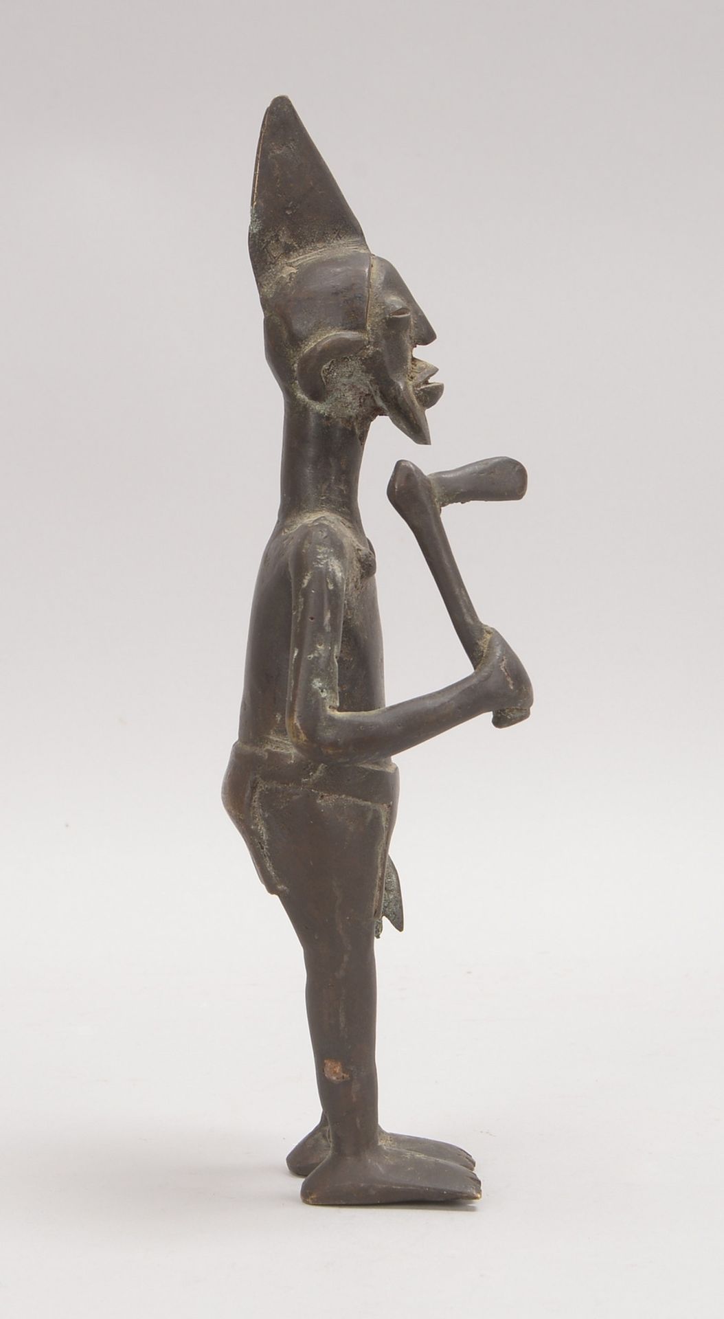 Bronzeskulptur (Benin/Mali), 'Mann mit Axt'; Höhe 30 cm