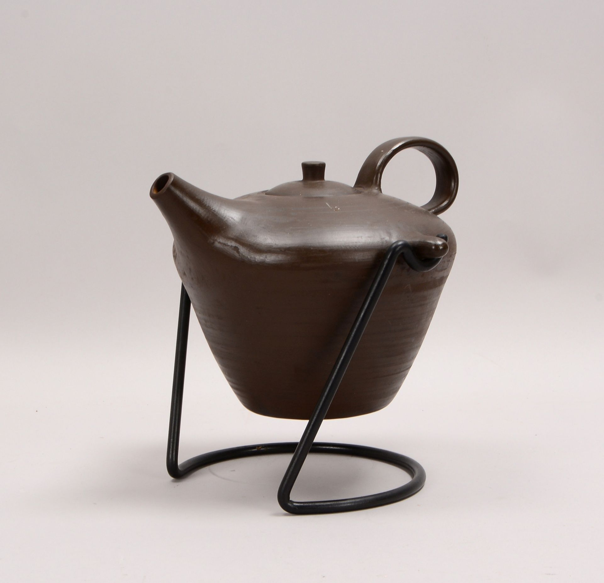 K&uuml;nstler-Keramik, Teekanne, auf Eisengestell, unsign.; H&ouml;he/ohne Gestell: 18 cm - Image 2 of 2