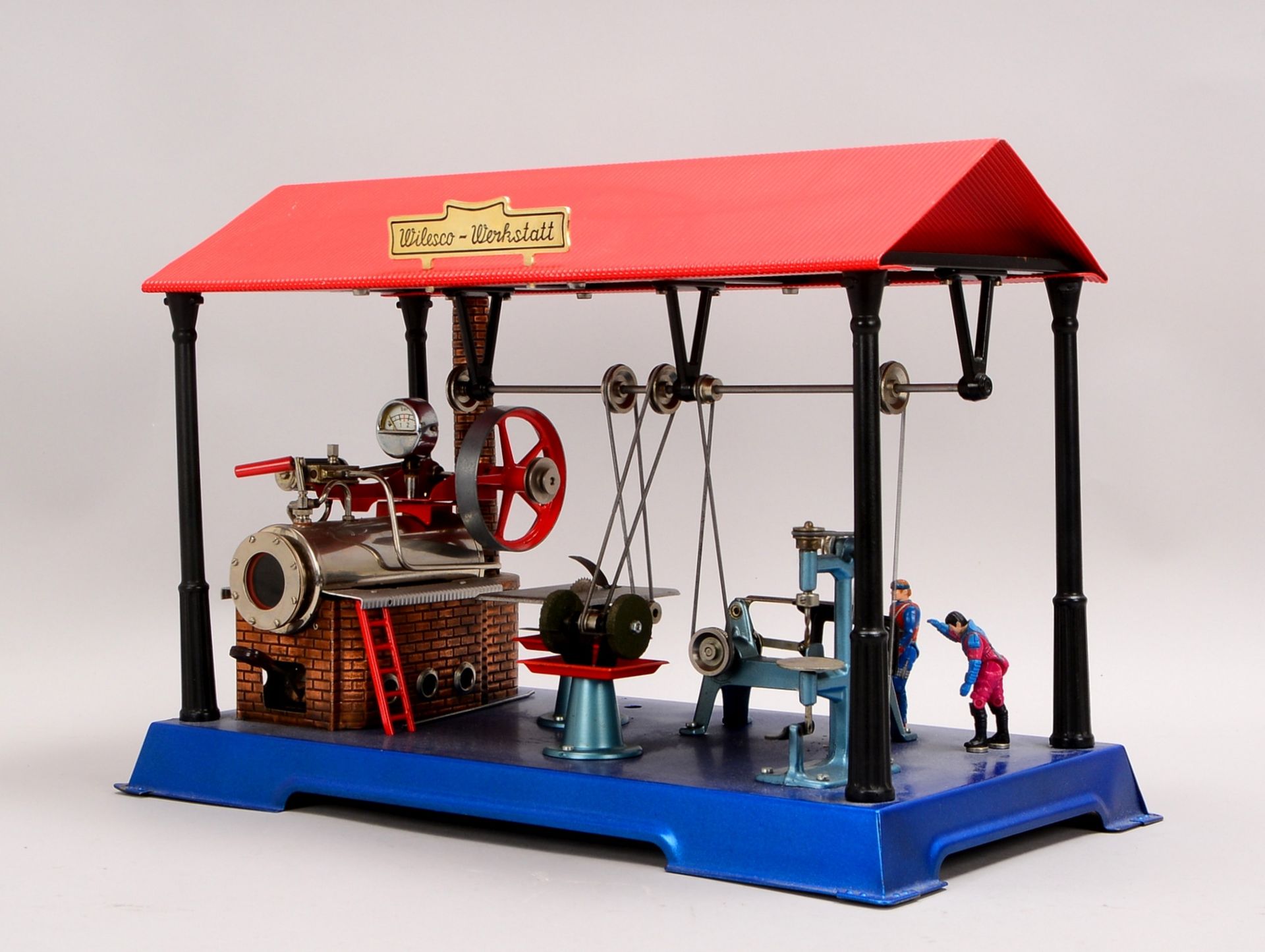 Gr. Dampfmaschinen-Modell, 'Wilesco-Werkstatt'; Höhe 31,5 cm, Grundplatte 45 x 24 cm - Bild 2 aus 2