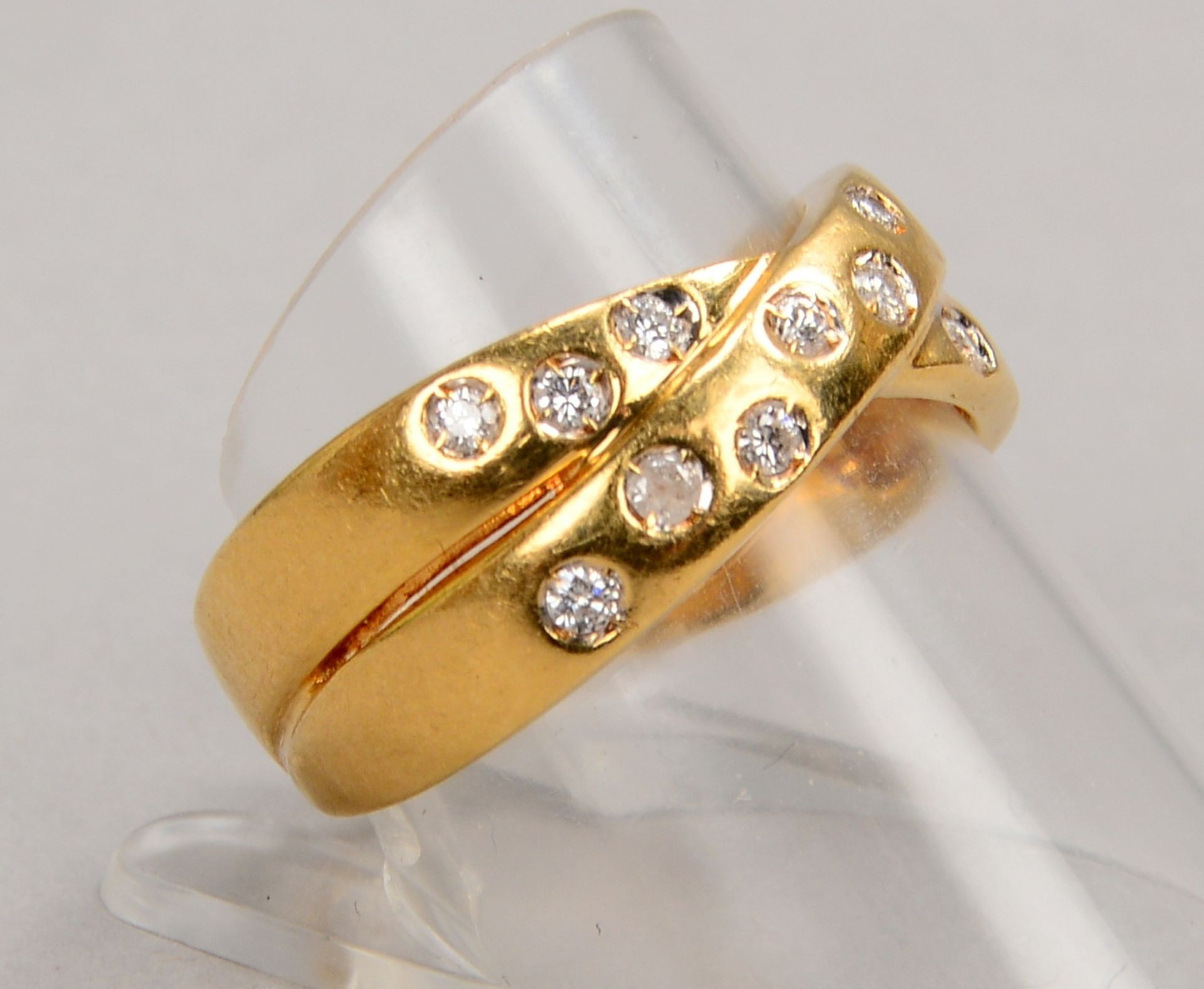 Ring, 585 GG (gest.), mit 14x kl. Brill./ca. 0,30 ct; RG 57, Gew. 4,60 g