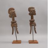 Paar Holzskulpturen, 'Mann und Frau', geschnitzt, jeweils auf Ständer; Höhe 45 cm
