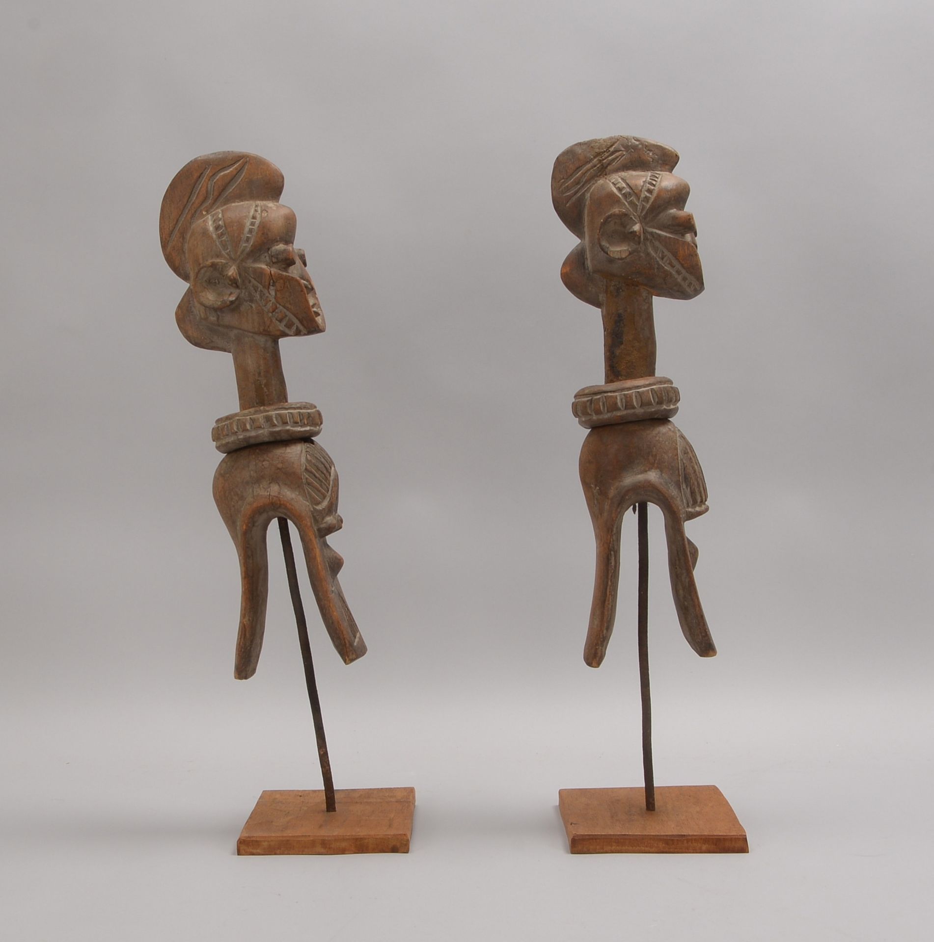 Paar Holzskulpturen, 'Mann und Frau', geschnitzt, jeweils auf Ständer; Höhe 45 cm