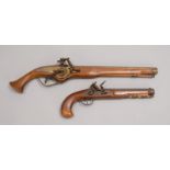 2 Perkussionspistolen (Repliken), Nussbaum-Schaft mit Vorlader; Länge 39 cm/64 cm