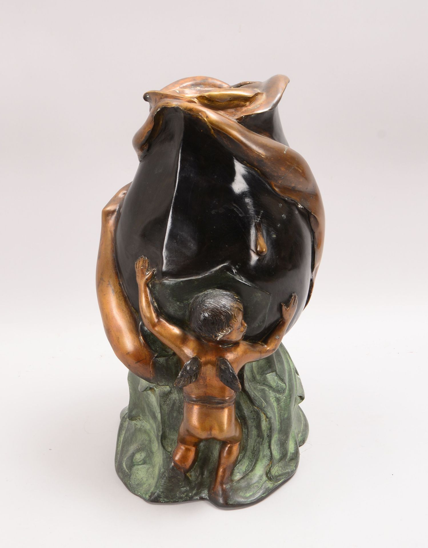 Bronzevase, Wandung mit halbplast. Relief, &#039;M&auml;dchen mit Putto&#039;, partiell farbig gefas - Image 2 of 4