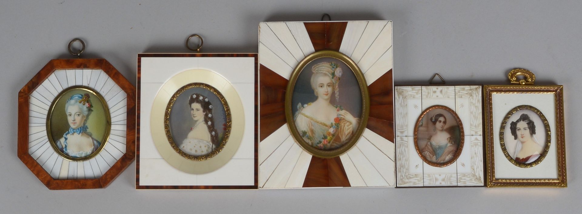5 Miniaturen, versch. historische Damen-Portraits, Malerei auf Bein-Platte
