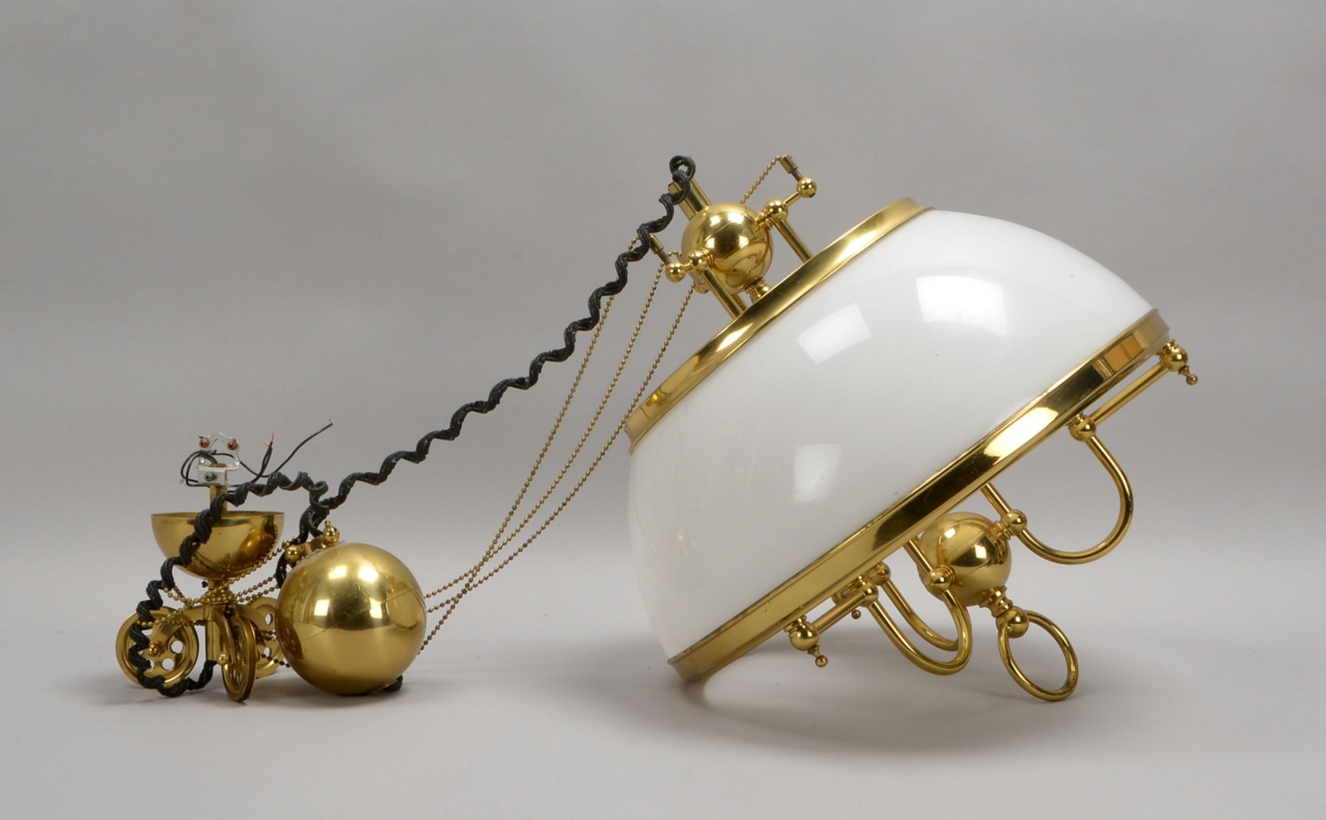 Zuglampe, Messinggestell, 3-fl., mit Milchglas-Schirm, h&ouml;henverstellbar; &Oslash; 45 cm