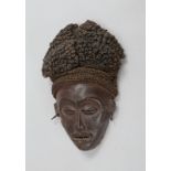 Tanzmaske (Tschokwe/Angola), &#039;Pwo&#039;, stilisierter Frauenkopf, Holz/Rattanhaare