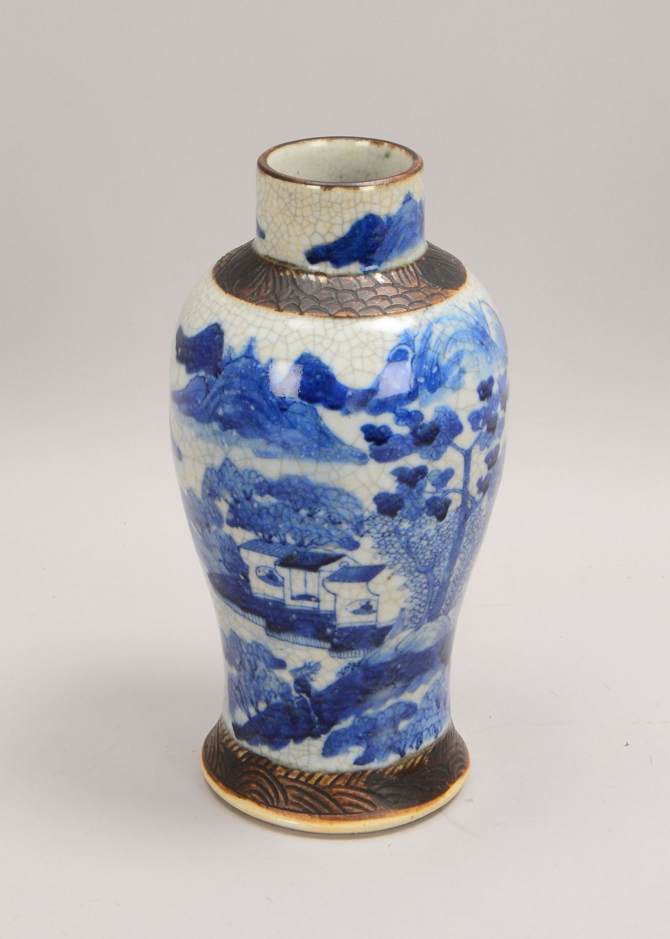Vase, blaue Unterglasurmalerei (&#039;Dorf mit Br&uuml;cke in Landschaft&#039;), mit Pressmarke
