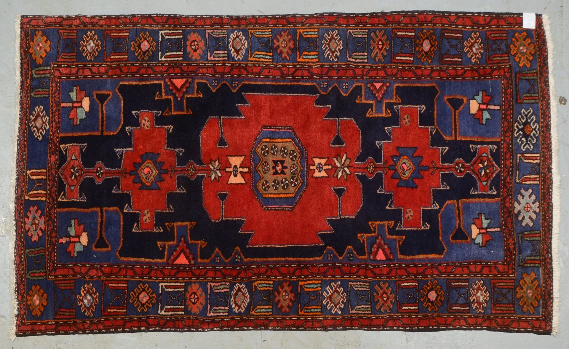 Taleghan-Orientteppich, grobe Kn., ringsum kompl., sehr guter Zustand; Maße 219 x 132 cm