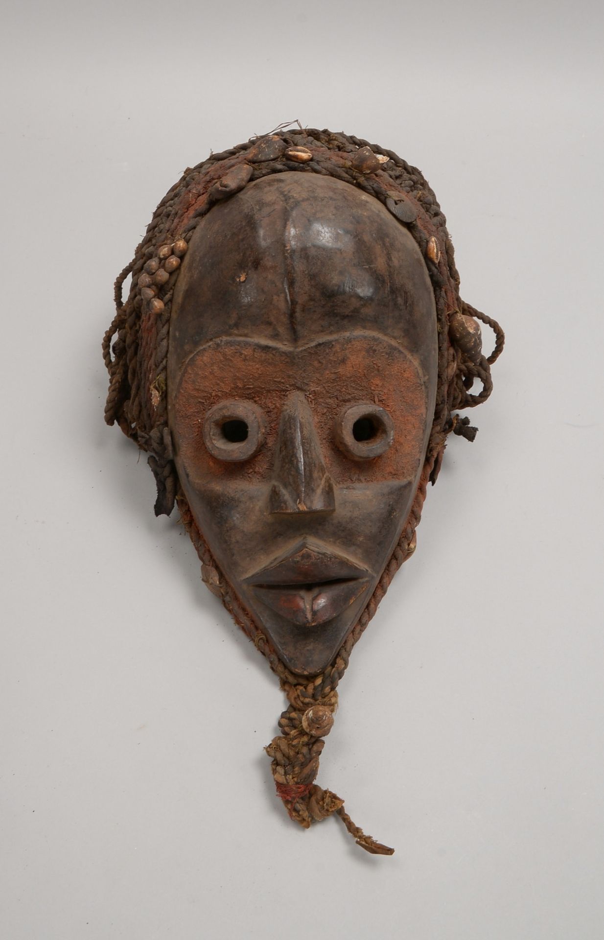 Tanzmaske/Ritualmaske, mit Muscheln und Flechtwerk verziert; H&ouml;he 40 cm, Breite 25 cm