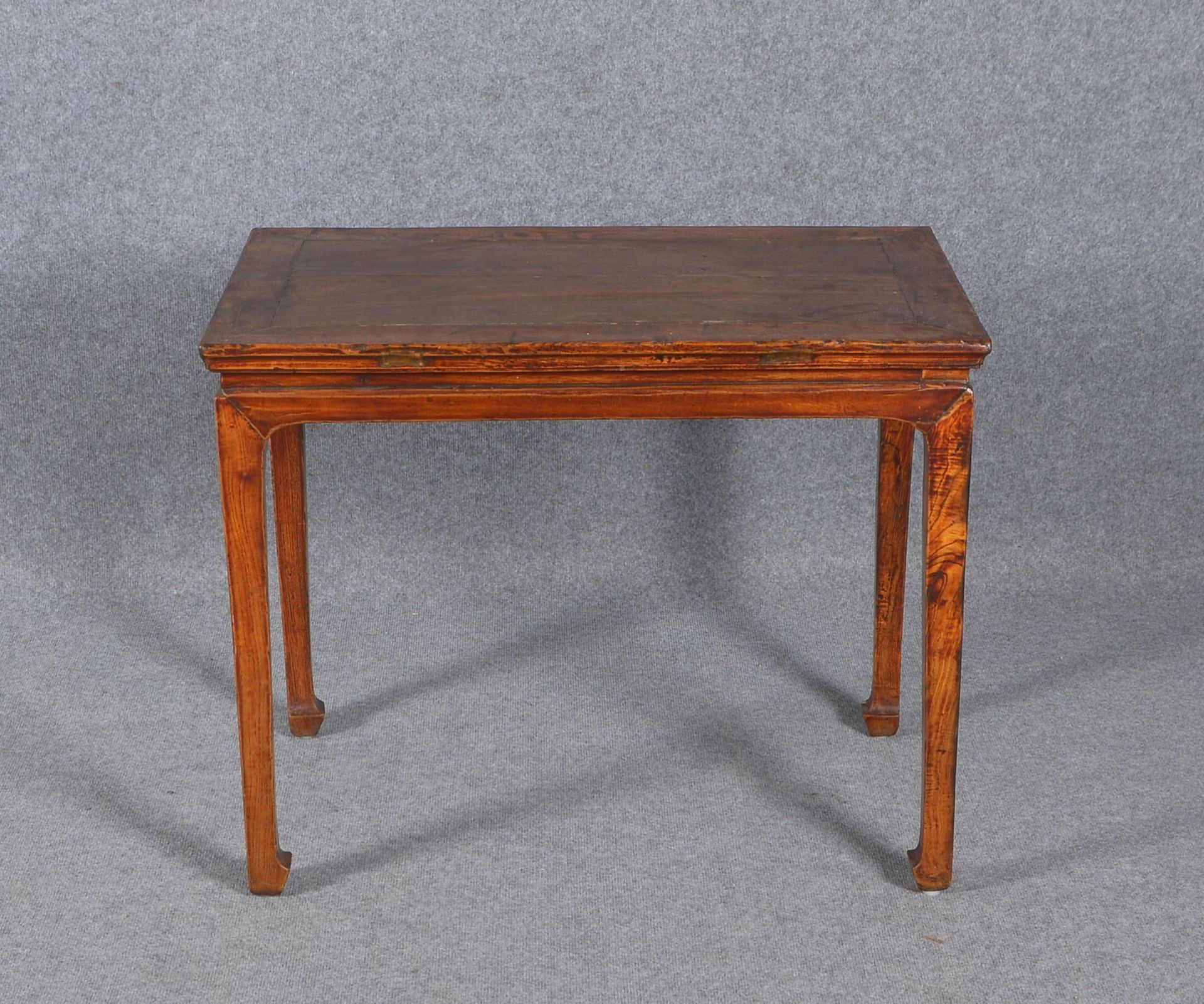 Kl. Tisch/Beistelltisch, Ulmenholz, rechteckige Form; Ma&szlig;e 71 x 85 x 50 cm