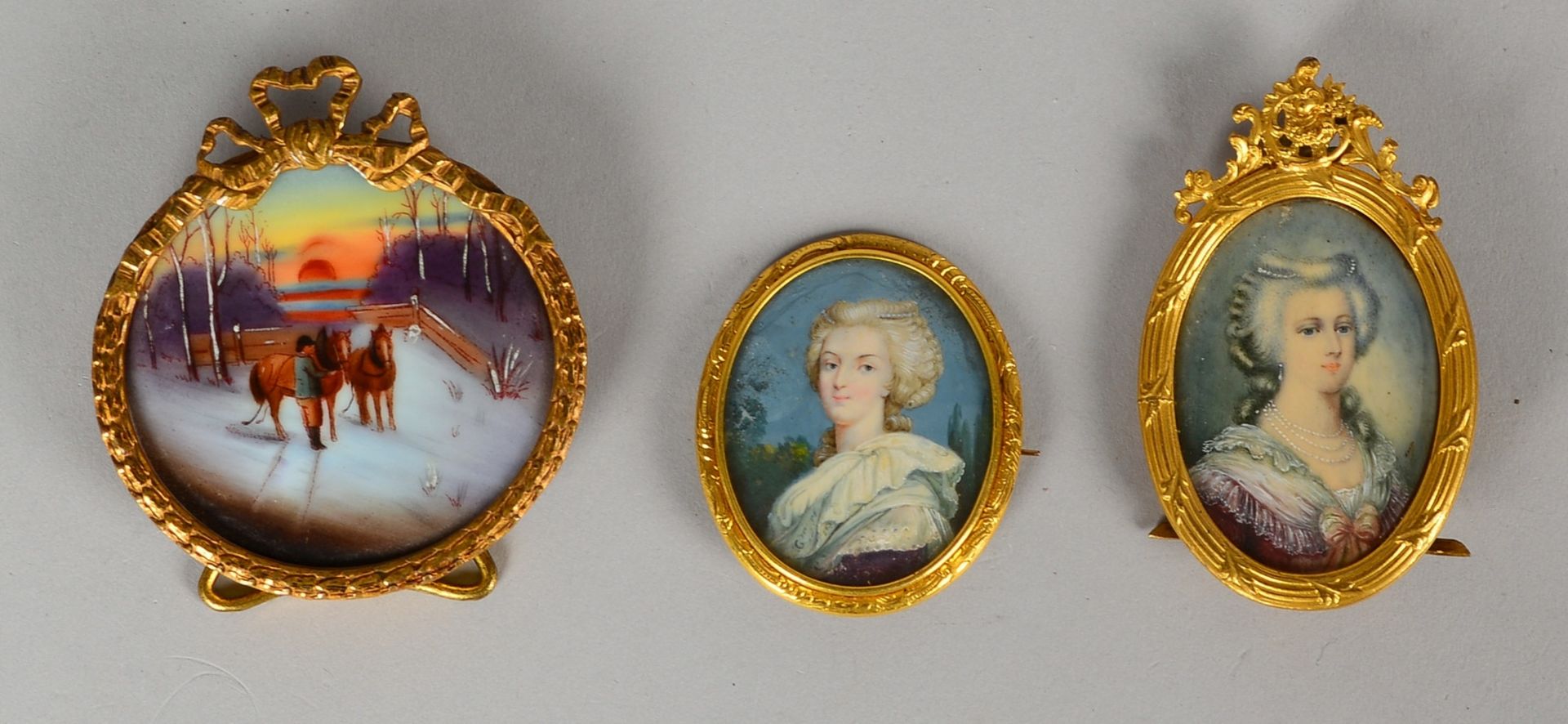 Kl. Miniaturen-Konvolut, 3 Malereien: 2x &#039;Frauenportraits&#039;, 1x &#039;Pferde im Winter&#039