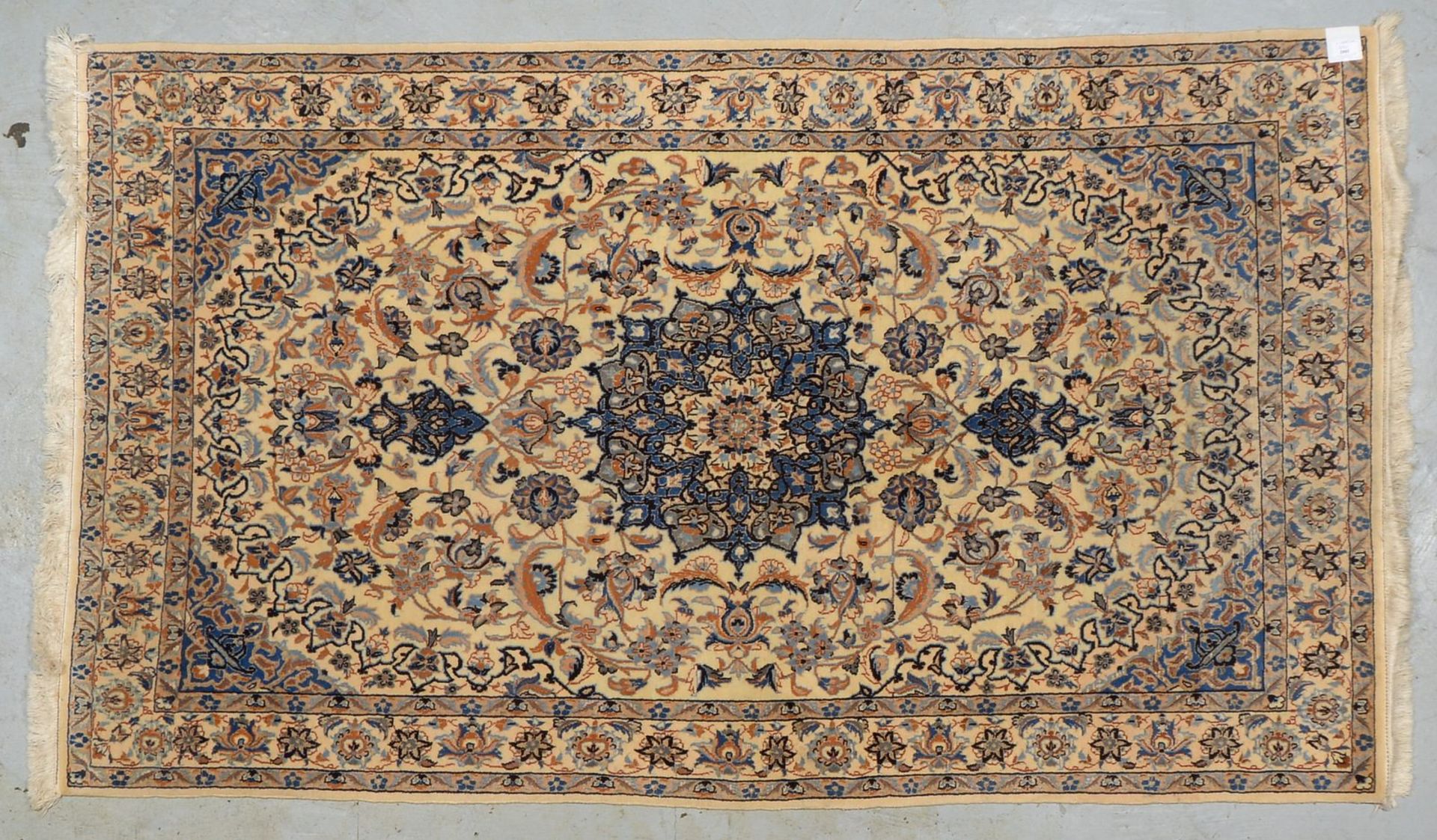 Nain-Orientbrücke, mit Seidenanteilen, feine Kn., Flor in gutem Zustand; Maße 200 x 117 cm