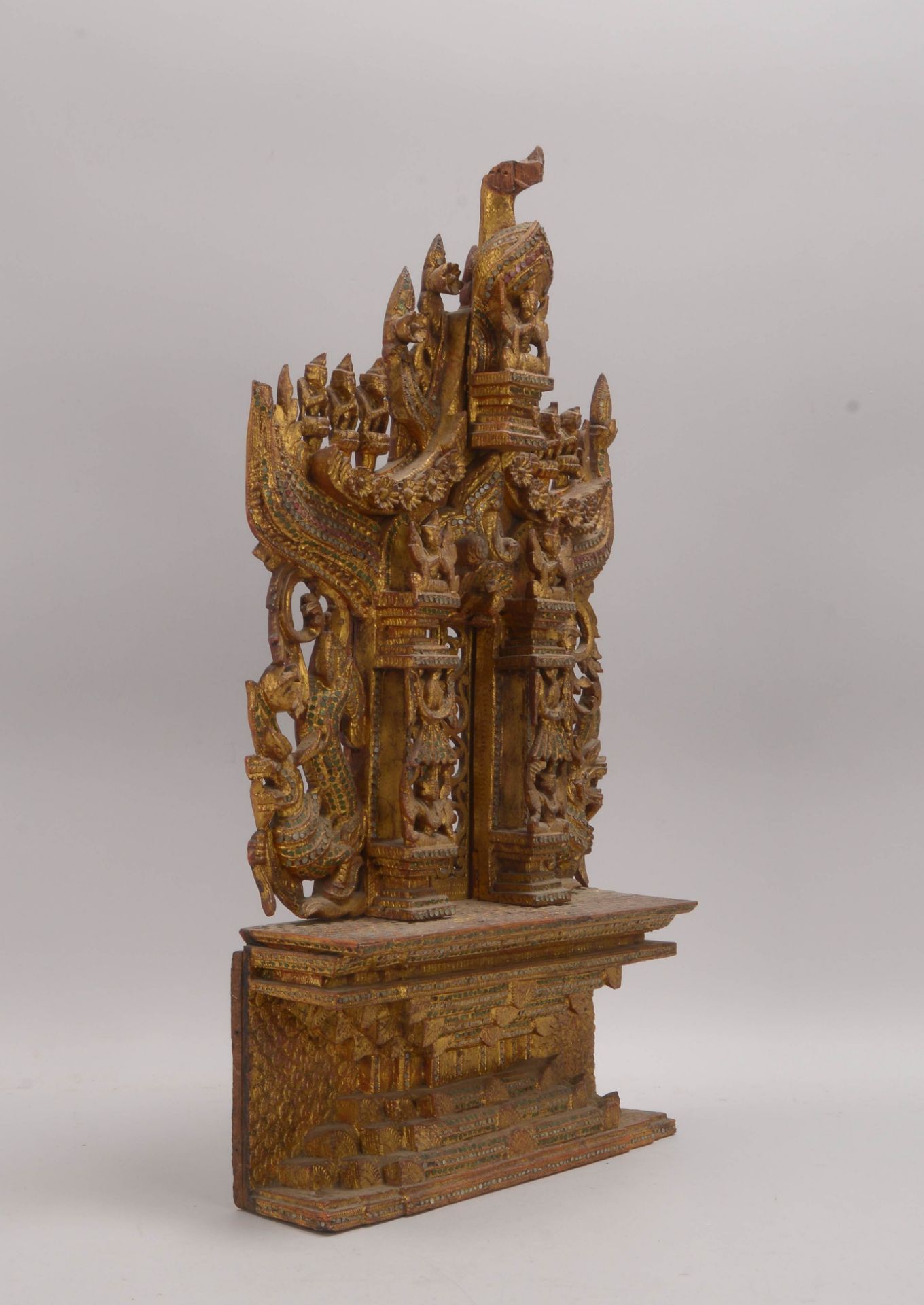 Hausaltar, Holz vergoldet, tempelartiger Aufbau, partiell durchbr./teils figürl., mit Glassteinen - Bild 2 aus 2