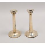 Paar Tisch-Kerzenleuchter, Sterlingsilber - jeweils gef&uuml;llt; H&ouml;he 21 cm (mit leichten Dell