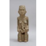 Steinskulptur (DR Kongo), &#039;Stillende Mutter mit Kind&#039;; H&ouml;he 38 cm